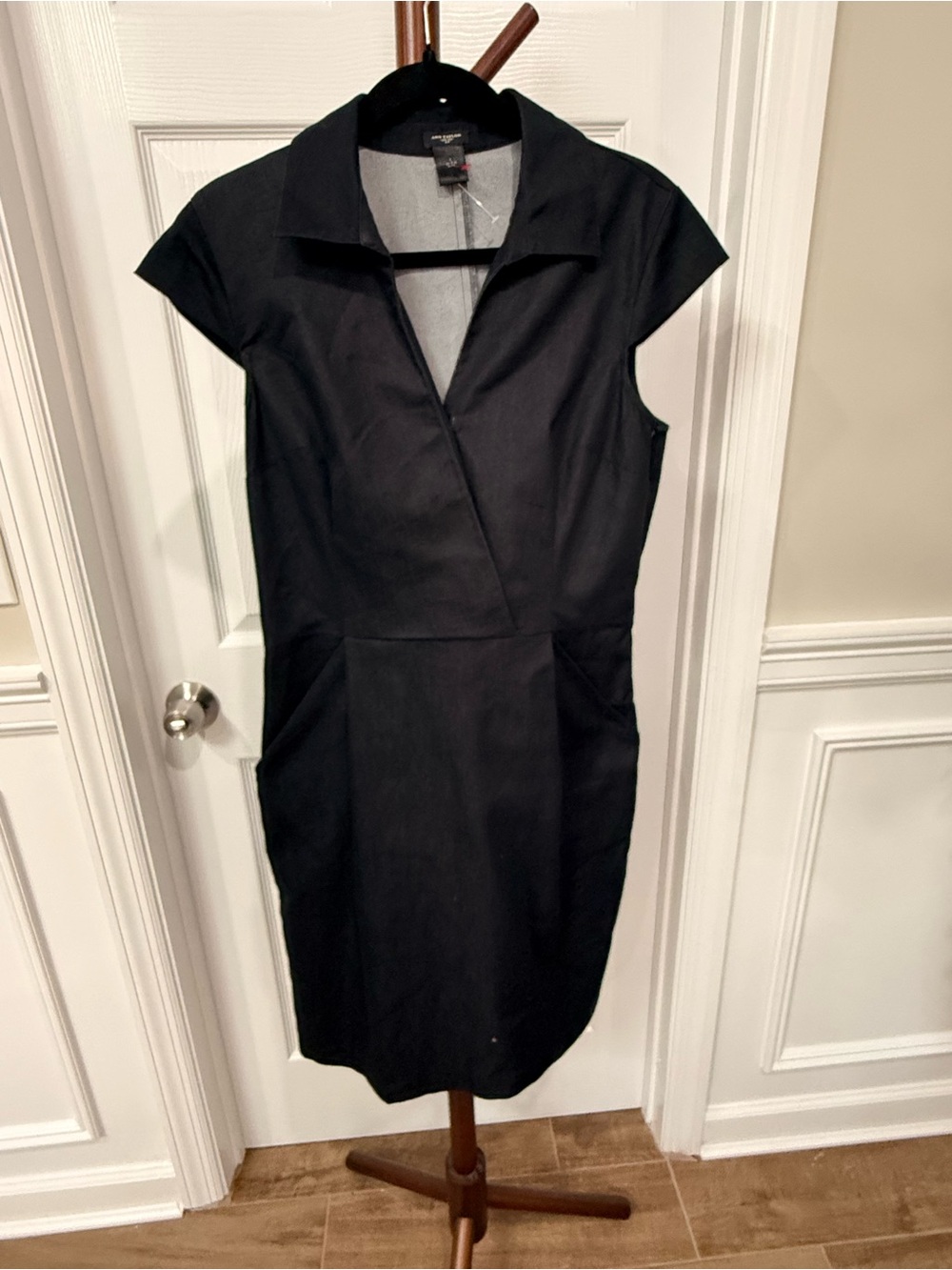 Ann Taylor Black Cap-Sleeve Dark Denim V-Neck Sheath Dress Size 8